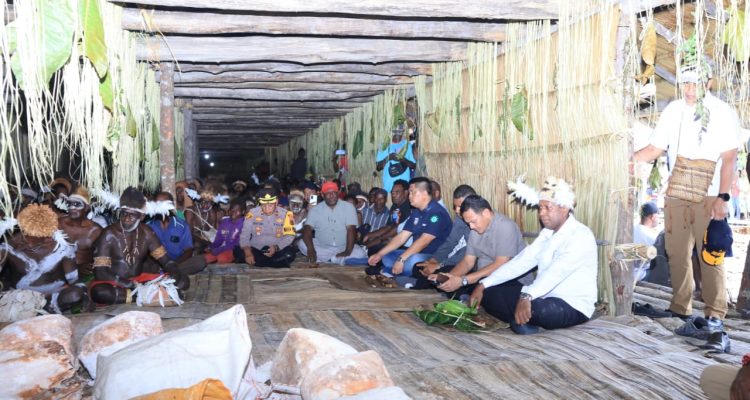 Gubernur Papua Selatan, Apolo Safanpo saat menghadiri peresmian rumah adat jew di Kampung Syuru, Kabupaten Asmat – Surya Papua/IST