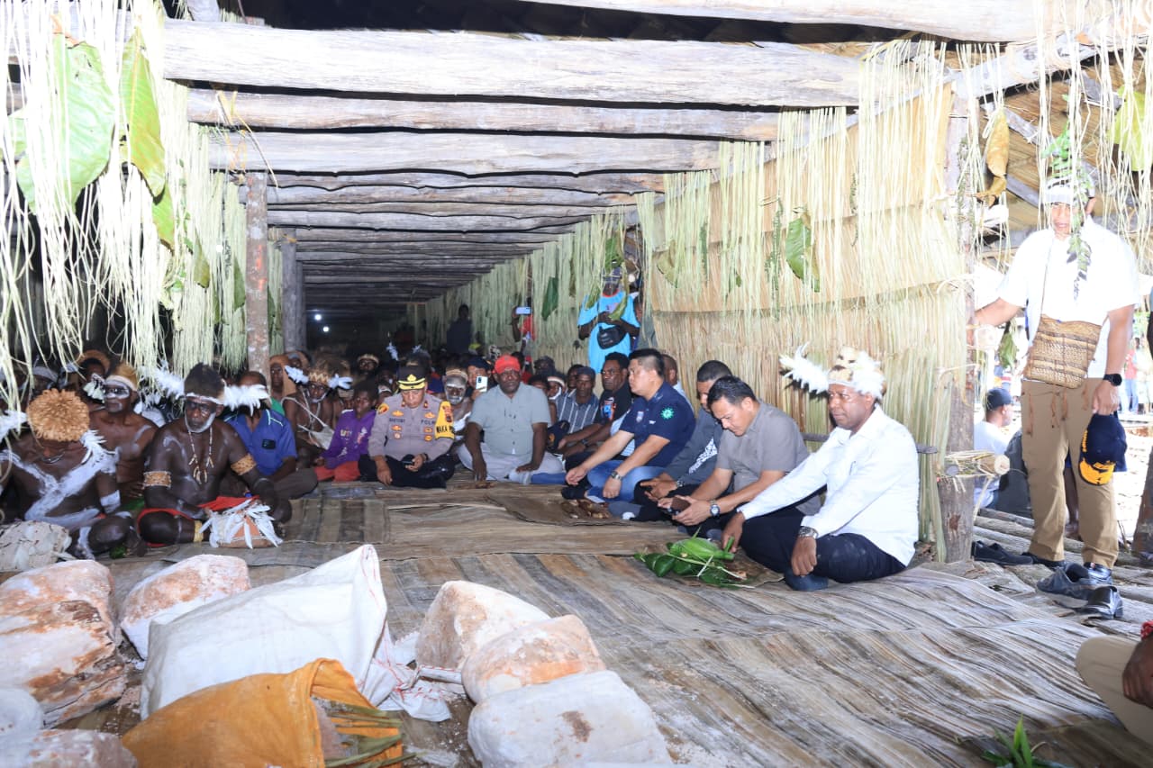 Gubernur Papua Selatan, Apolo Safanpo saat menghadiri peresmian rumah adat jew di Kampung Syuru, Kabupaten Asmat – Surya Papua/IST