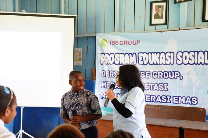 Program edukasi dari TSE Group yang dilakukan kepada anak didik di sekolah-sekolah – Surya Papua/IST