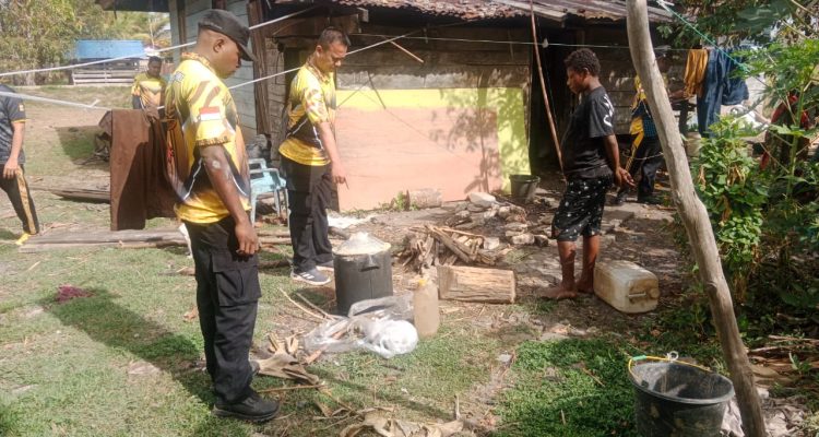Tempat produksi sopi bersama peralatan yang diamankan polisi di Kampung Kiworo – Surya Papua/IST