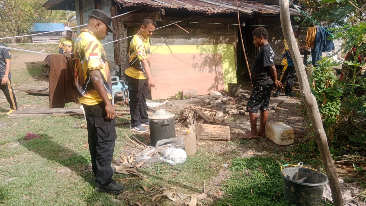 Tempat produksi sopi bersama peralatan yang diamankan polisi di Kampung Kiworo – Surya Papua/IST