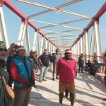 Romanus Mbaraka saat mengikuti touring sekaligus pembentangan Bendera Merah Putih di Jembatan Tamulik oleh Komunitas KSC beberapa hari lalu – Surya Papua/Frans Kobun