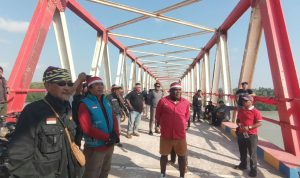 ksc 1 Romanus Mbaraka saat mengikuti touring sekaligus pembentangan Bendera Merah Putih di Jembatan Tamulik oleh Komunitas KSC beberapa hari lalu – Surya Papua/Frans Kobun