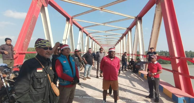 Romanus Mbaraka saat mengikuti touring sekaligus pembentangan Bendera Merah Putih di Jembatan Tamulik oleh Komunitas KSC beberapa hari lalu – Surya Papua/Frans Kobun