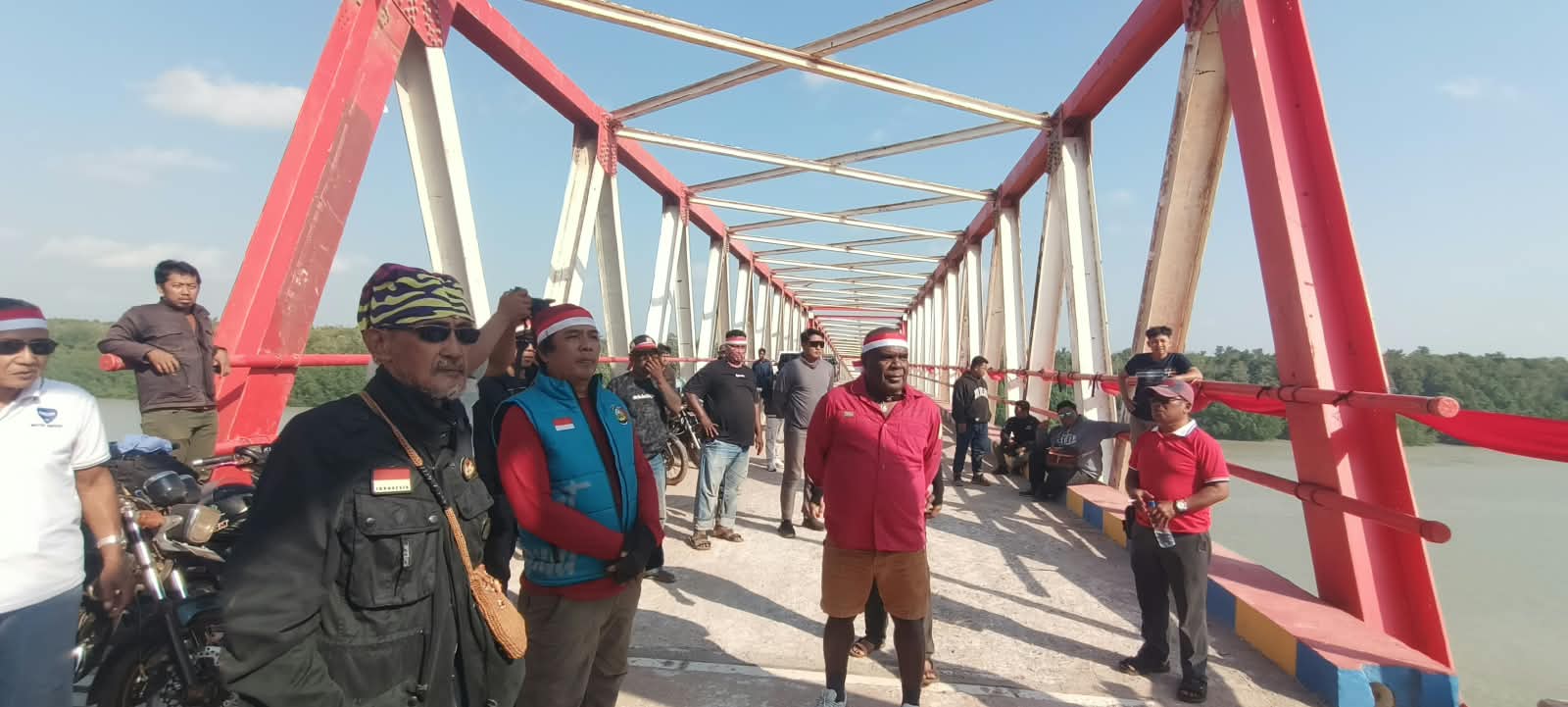 Romanus Mbaraka saat mengikuti touring sekaligus pembentangan Bendera Merah Putih di Jembatan Tamulik oleh Komunitas KSC beberapa hari lalu – Surya Papua/Frans Kobun