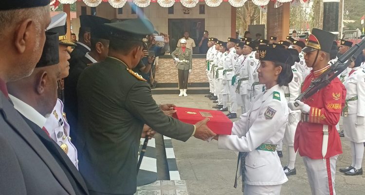 Pengukuhan 52 anggota Paskibraka oleh Gubernur Papua Selatan, Apolo Safanpo – Surya Papua/IST