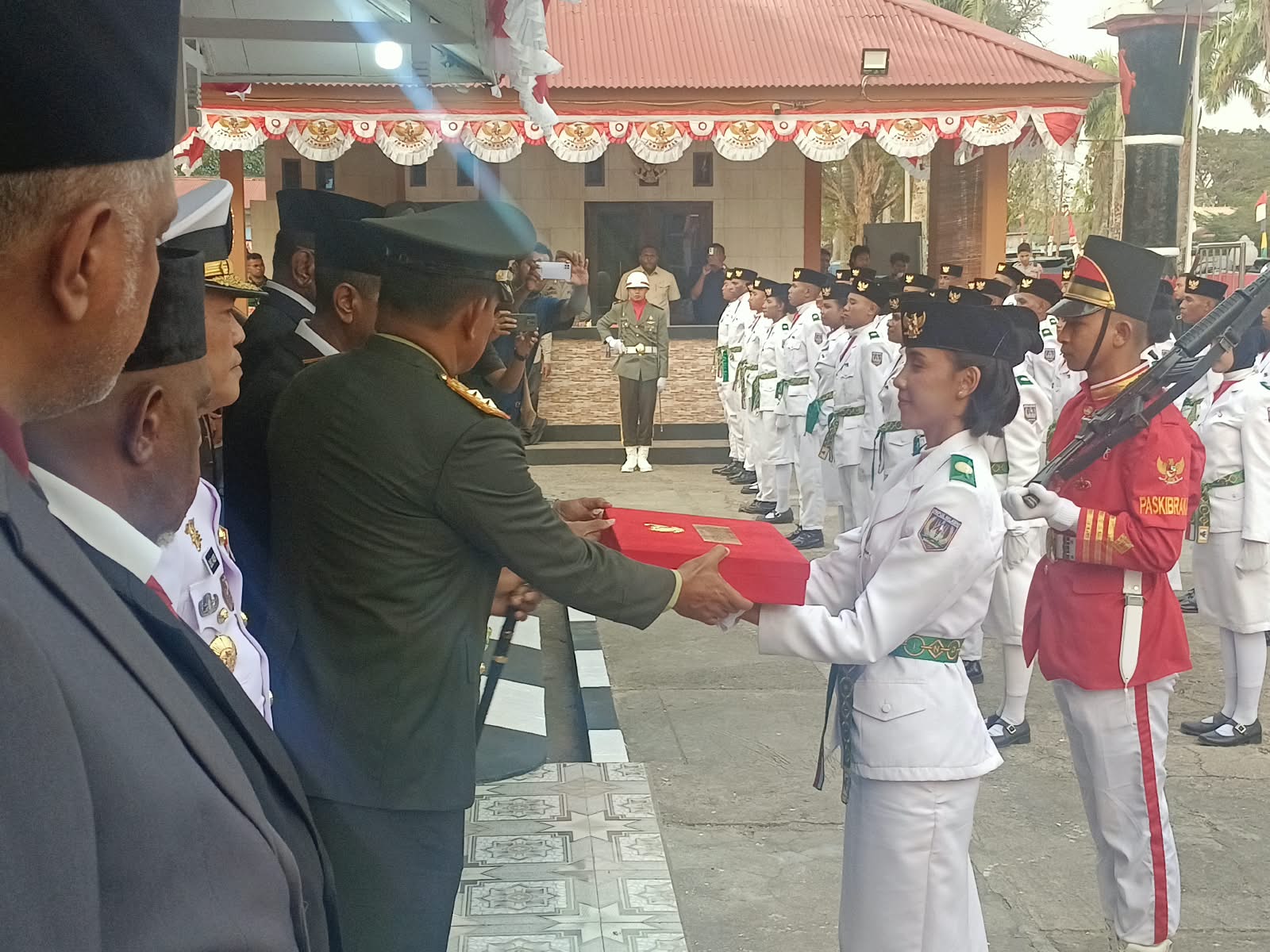 Pengukuhan 52 anggota Paskibraka oleh Gubernur Papua Selatan, Apolo Safanpo – Surya Papua/IST