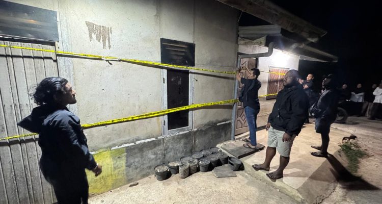 Rumah pelaku pembunuhan yang dipolice line oleh Satreskrim Polres Merauke – Surya Papua/IST