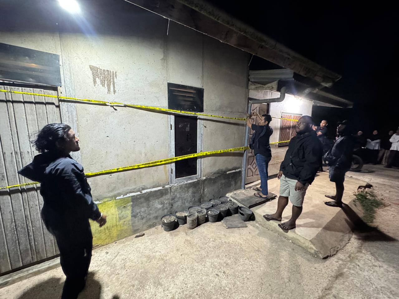 Rumah pelaku pembunuhan yang dipolice line oleh Satreskrim Polres Merauke – Surya Papua/IST