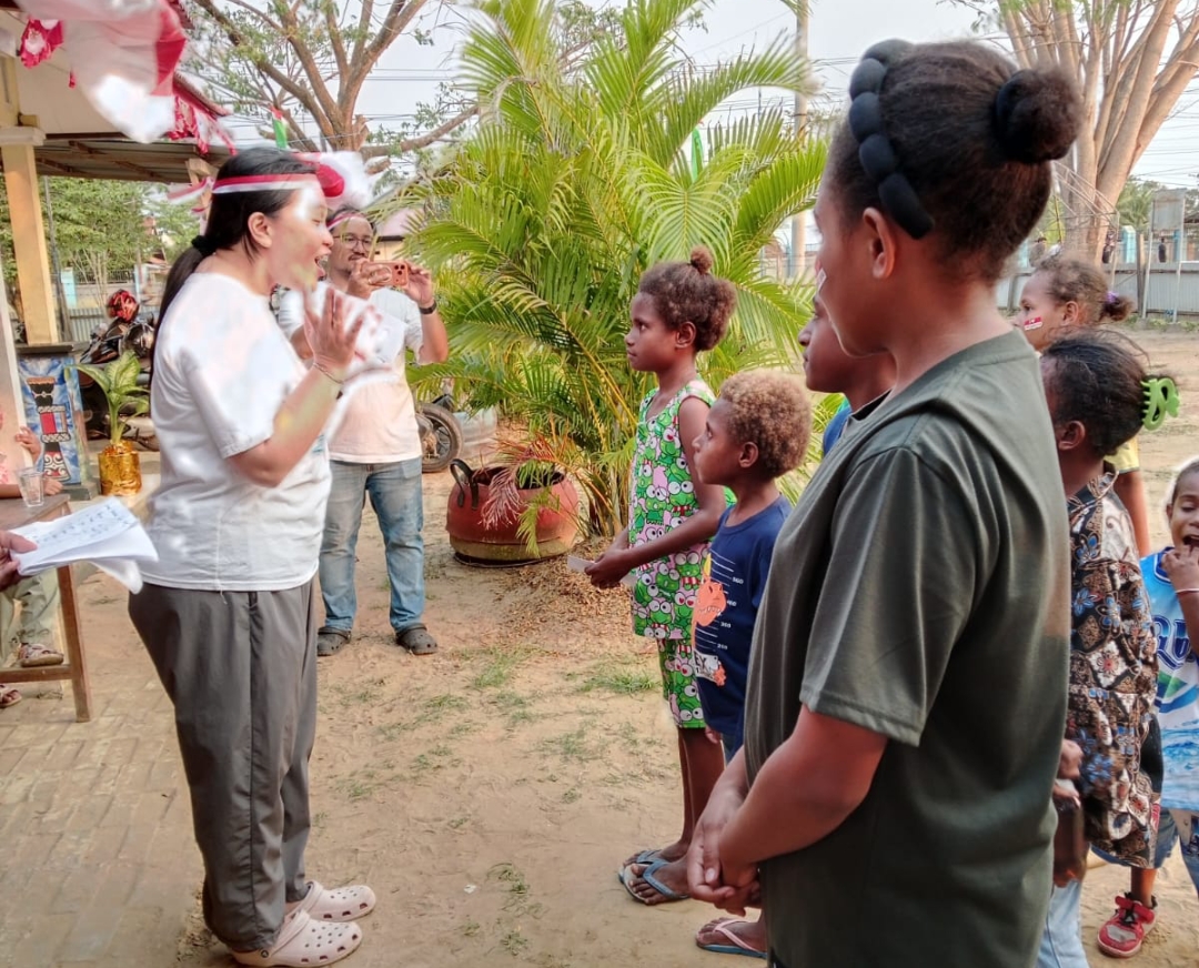 Ketua Tim Penggerak PKK Kelurahan Kaang Indah, Andreta Talita saat bersama anak-anak – Surya Papua/Frans Kobun