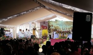 Uskup Agung Merauke, Mgr. Petrus Canisius Mandagi, MSC sedang khotbah pada peringatan 121 Tahun masuknya Gereja Katolik di Papua Selatan – Surya Papua/IST