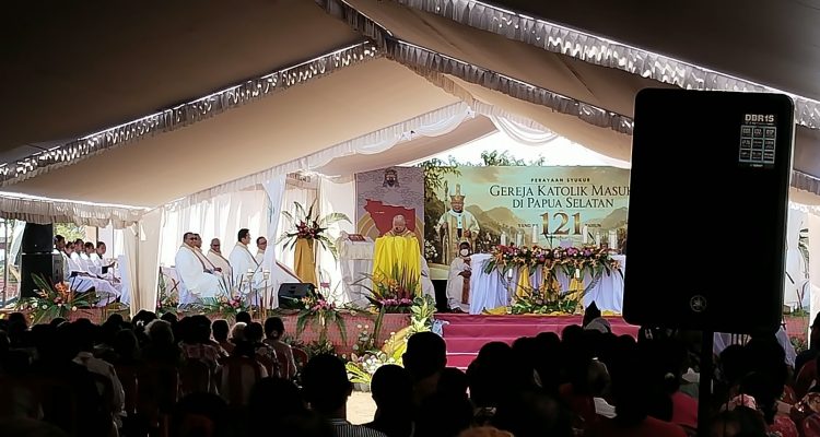 Uskup Agung Merauke, Mgr. Petrus Canisius Mandagi, MSC sedang khotbah pada peringatan 121 Tahun masuknya Gereja Katolik di Papua Selatan – Surya Papua/IST