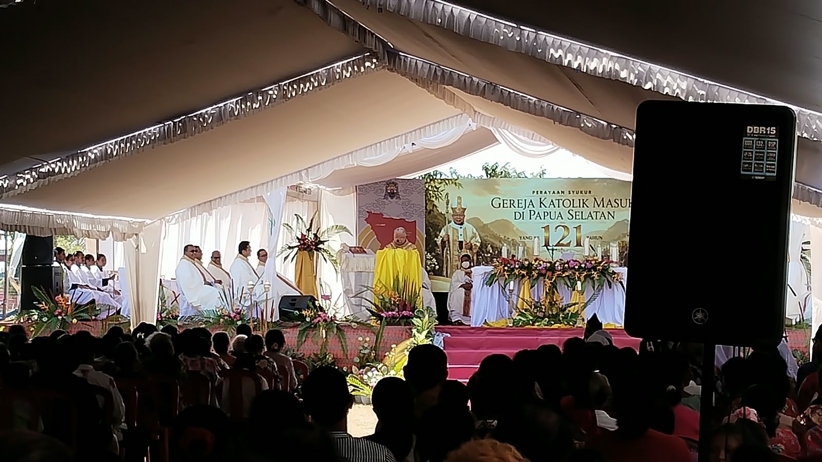 Uskup Agung Merauke, Mgr. Petrus Canisius Mandagi, MSC sedang khotbah pada peringatan 121 Tahun masuknya Gereja Katolik di Papua Selatan – Surya Papua/IST