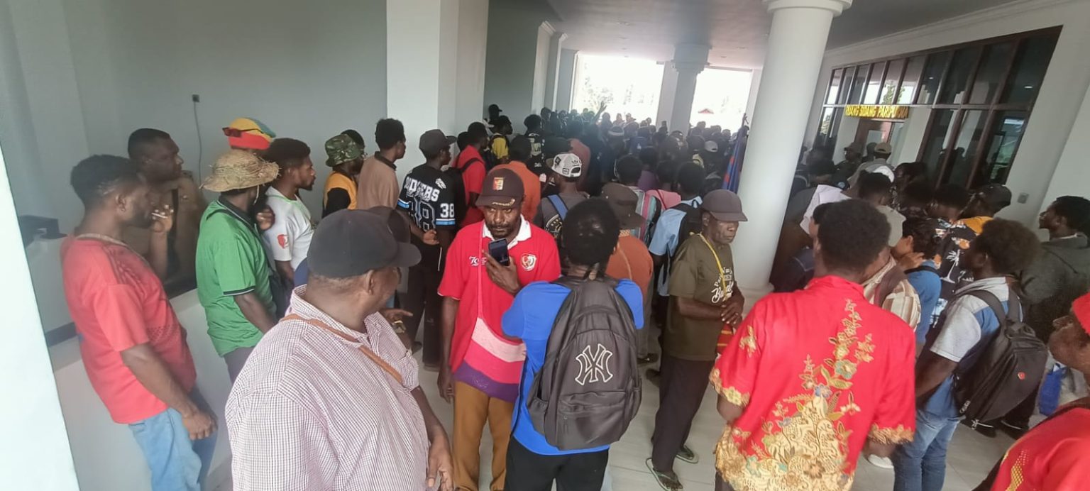 Ratusan masyarakat Kimaam yang melakukan aksi demonstrasi di Kantor DPRD Merauke, sehubungan rencana PSN untuk peternakan sapi maupun kerbau – Surya Papua/Frans Kobun