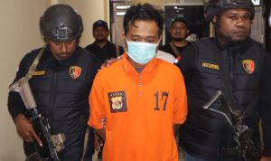 mutilasi-- Tersangka MRP saat diborgol sekaligus dihadirkan pada kegiatan jumpa pers di Polres Merauke beberapa hari lalu – Surya Papua/Frans Kobun