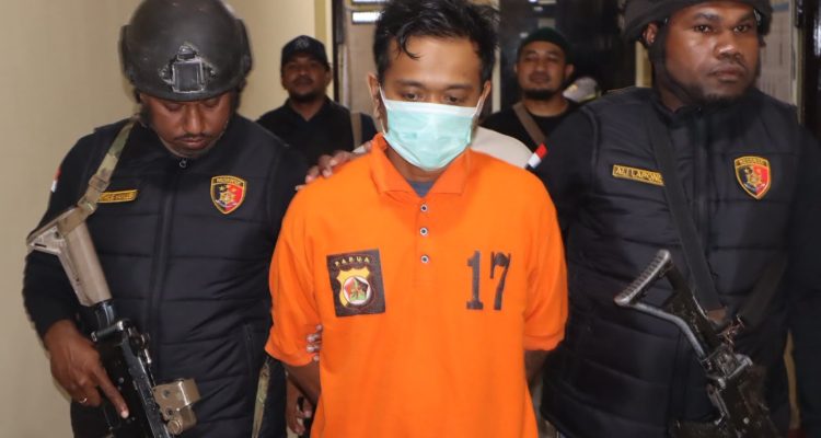 Tersangka MRP saat diborgol sekaligus dihadirkan pada kegiatan jumpa pers di Polres Merauke beberapa hari lalu – Surya Papua/Frans Kobun