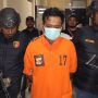 Tersangka MRP saat diborgol sekaligus dihadirkan pada kegiatan jumpa pers di Polres Merauke beberapa hari lalu – Surya Papua/Frans Kobun