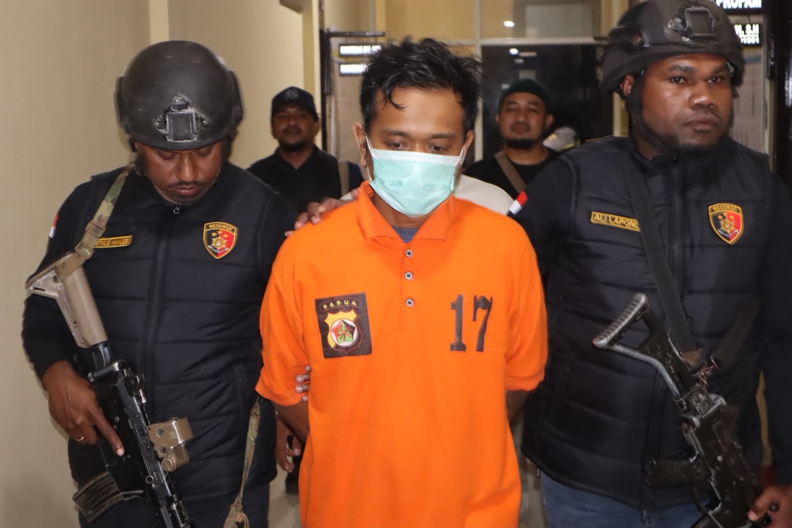 Tersangka MRP saat diborgol sekaligus dihadirkan pada kegiatan jumpa pers di Polres Merauke beberapa hari lalu – Surya Papua/Frans Kobun