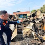 Kegiatan olah TKP tiga bangunan rumah serta motor yang terbakar di Jalan Gak, Kelurahan Bambu Pemali, Kabupaten Merauke – Surya Papua/IST