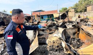 Kegiatan olah TKP tiga bangunan rumah serta motor yang terbakar di Jalan Gak, Kelurahan Bambu Pemali, Kabupaten Merauke – Surya Papua/IST