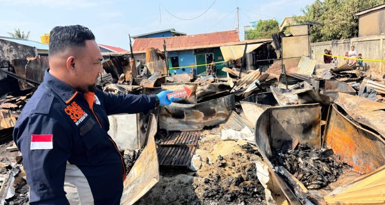 Kegiatan olah TKP tiga bangunan rumah serta motor yang terbakar di Jalan Gak, Kelurahan Bambu Pemali, Kabupaten Merauke – Surya Papua/IST