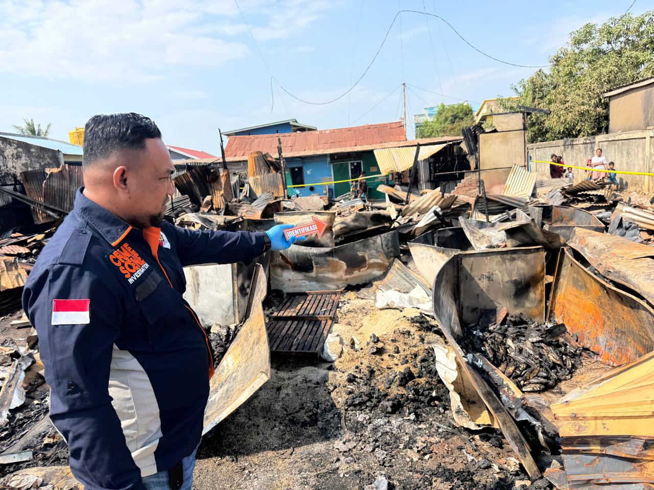 Kegiatan olah TKP tiga bangunan rumah serta motor yang terbakar di Jalan Gak, Kelurahan Bambu Pemali, Kabupaten Merauke – Surya Papua/IST