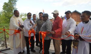 Pengguntingan pita oleh Gubernur Papua Selatan apolo Safanpo, Bupati Amat, Thomas Safanpo serta sejumlah pejabat lain – Surya Papua/IST