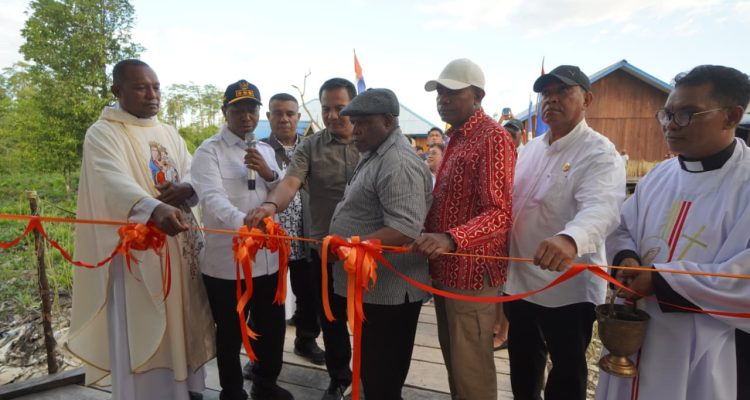 Pengguntingan pita oleh Gubernur Papua Selatan apolo Safanpo, Bupati Amat, Thomas Safanpo serta sejumlah pejabat lain – Surya Papua/IST
