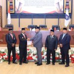 Penyerahan dokumen dari pimpinan DPRP kepada Gubernur Papua Selatan, Apolo Safanpo – Surya Papua/IST