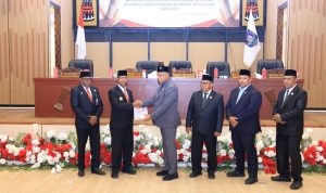 rapat 8 Penyerahan dokumen dari pimpinan DPRP kepada Gubernur Papua Selatan, Apolo Safanpo – Surya Papua/IST