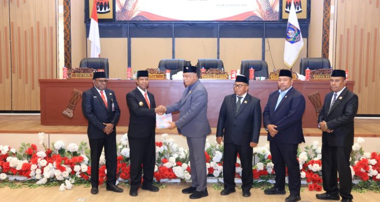 Penyerahan dokumen dari pimpinan DPRP kepada Gubernur Papua Selatan, Apolo Safanpo – Surya Papua/IST