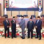Penyerahan dokumen dari pimpinan DPRP kepada Gubernur Papua Selatan, Apolo Safanpo – Surya Papua/IST