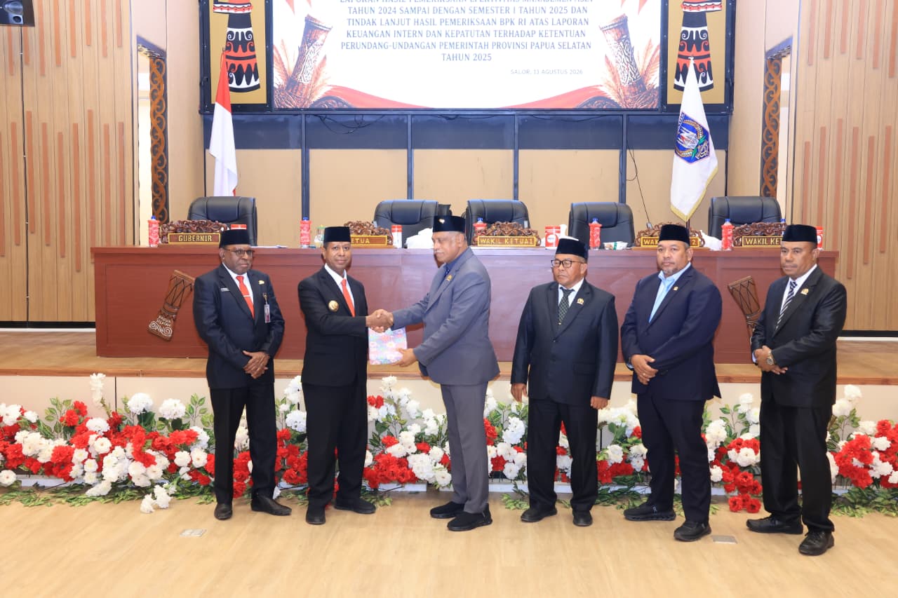 Penyerahan dokumen dari pimpinan DPRP kepada Gubernur Papua Selatan, Apolo Safanpo – Surya Papua/IST