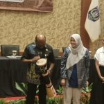 Sekretaris Daerah Provinsi Papua Selatan, Ferdinandus Kainakaimu sedang memukul tifa- Surya Papua/Frans Kobun