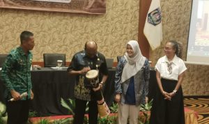 rdf 1 Sekretaris Daerah Provinsi Papua Selatan, Ferdinandus Kainakaimu sedang memukul tifa- Surya Papua/Frans Kobun