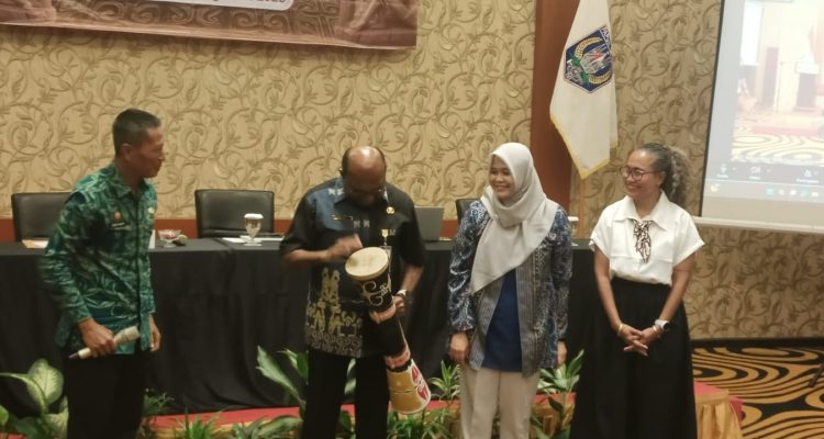 Sekretaris Daerah Provinsi Papua Selatan, Ferdinandus Kainakaimu sedang memukul tifa- Surya Papua/Frans Kobun