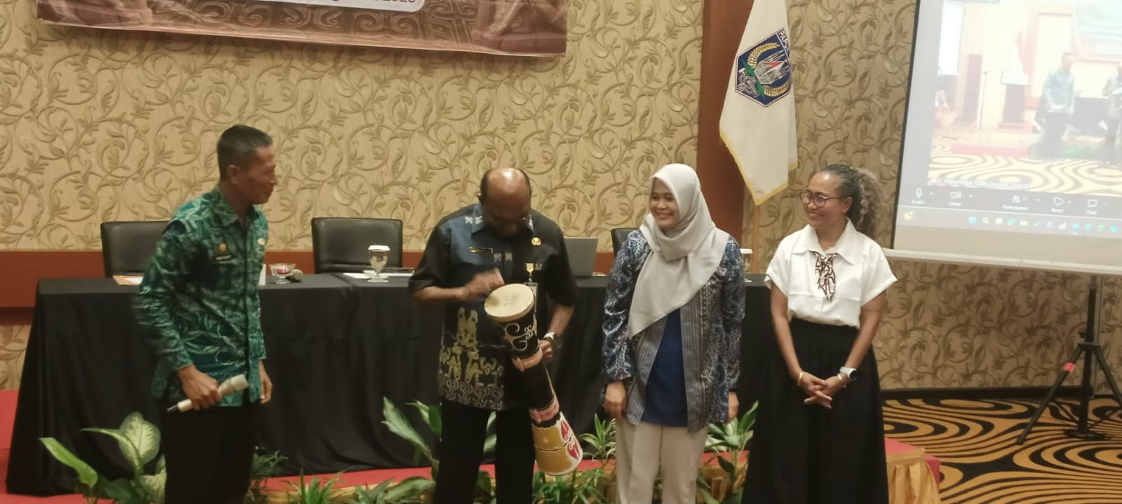 Sekretaris Daerah Provinsi Papua Selatan, Ferdinandus Kainakaimu sedang memukul tifa- Surya Papua/Frans Kobun