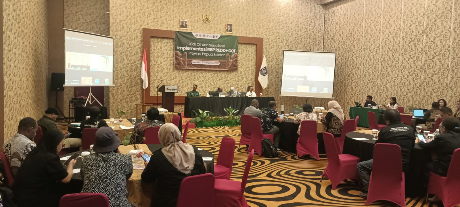 Peserta dalam pelaksanaan kegiatan program result-based payment (RBP) REDD+ green climate fund (GCF) – Surya Papua/Frans Kobun