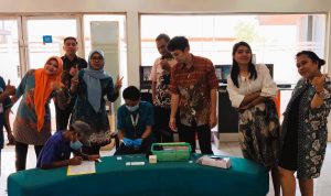 Kegiatan screening oleh tenaga medis di Klinik Tunas Sawa Erma kepada masyarakat di sekitar area perusahan – Surya Papua/IST