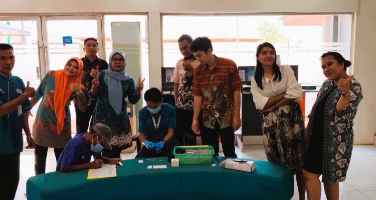 Kegiatan screening oleh tenaga medis di Klinik Tunas Sawa Erma kepada masyarakat di sekitar area perusahan – Surya Papua/IST