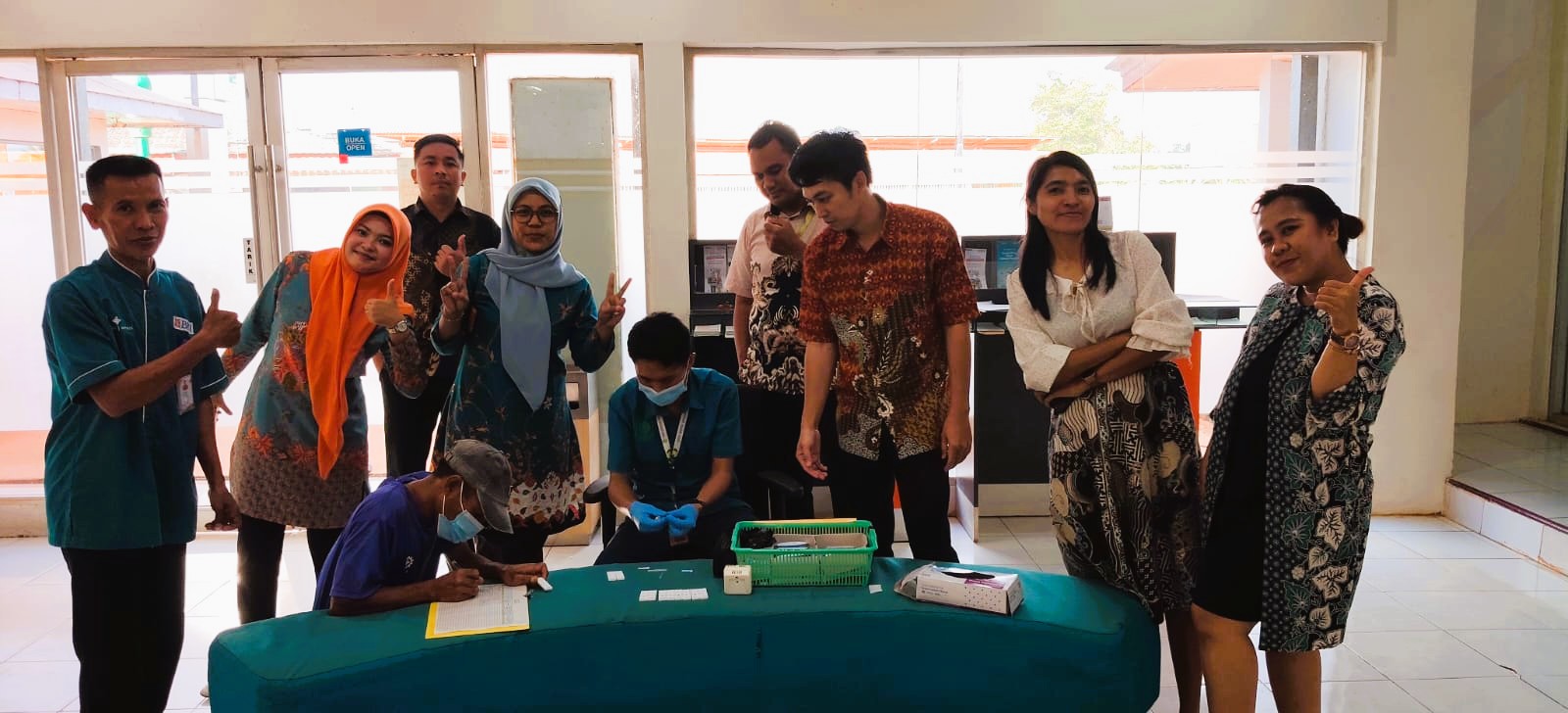 Kegiatan screening oleh tenaga medis di Klinik Tunas Sawa Erma kepada masyarakat di sekitar area perusahan – Surya Papua/IST