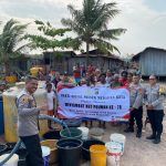 Kegiatan suplai air bersih oleh Polsek Merauke Kota kepada warga di Jalan Nowari – Surya Papua/IST