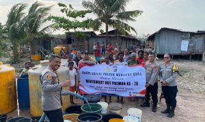 suplai 1 Kegiatan suplai air bersih oleh Polsek Merauke Kota kepada warga di Jalan Nowari – Surya Papua/IST
