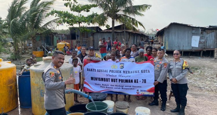 Kegiatan suplai air bersih oleh Polsek Merauke Kota kepada warga di Jalan Nowari – Surya Papua/IST