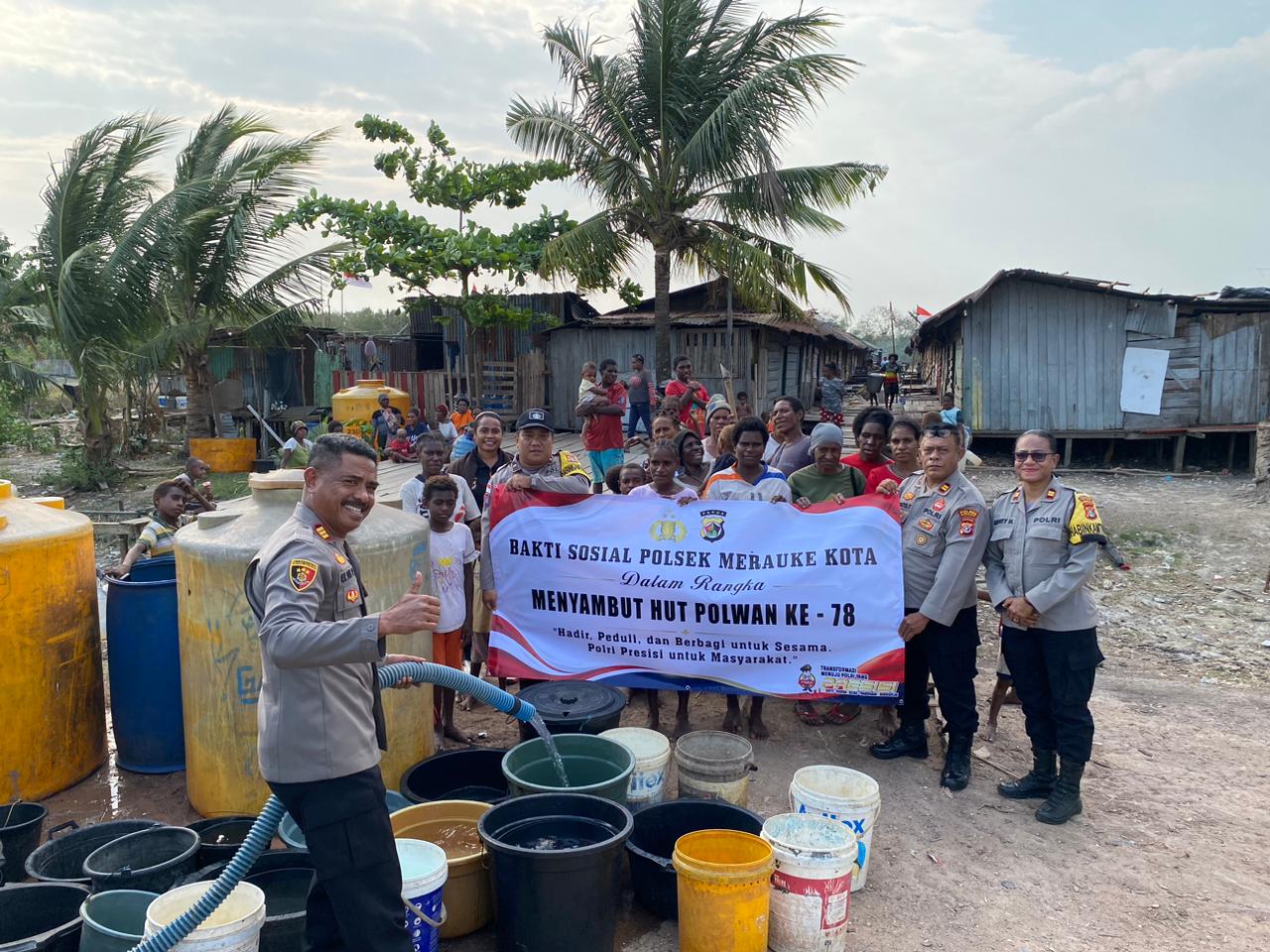 Kegiatan suplai air bersih oleh Polsek Merauke Kota kepada warga di Jalan Nowari – Surya Papua/IST