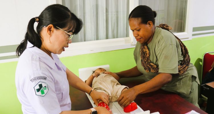 Kegiatan posyandu yang dilakukan klinik Asiki, Kabupaten Boven Digoel – Surya Papua/IST