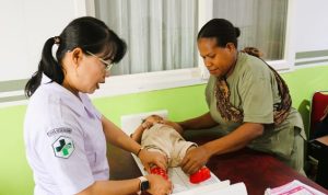 suster empat Kegiatan posyandu yang dilakukan klinik Asiki, Kabupaten Boven Digoel – Surya Papua/IST