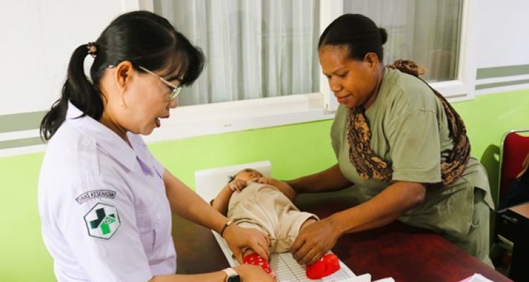 Kegiatan posyandu yang dilakukan klinik Asiki, Kabupaten Boven Digoel – Surya Papua/IST