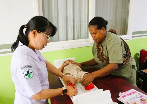 Kegiatan posyandu yang dilakukan klinik Asiki, Kabupaten Boven Digoel – Surya Papua/IST