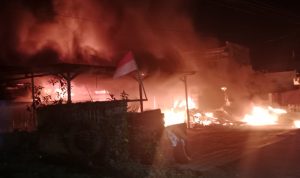 tabakar 2 Kebakaran tiga unit rumah bersama satu motor di Jalan Gak, Kelurahan Bambu Pemali dini hari tadi – Surya Papua/IST